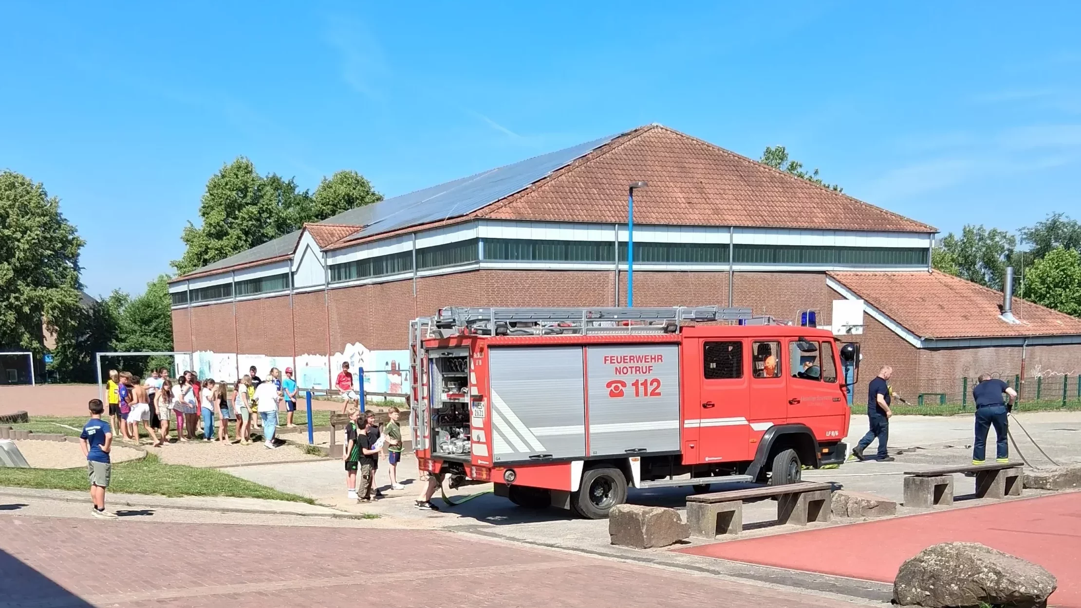 Featured image for “Nasse Überraschung – Abkühlung mit der Feuerwehr”